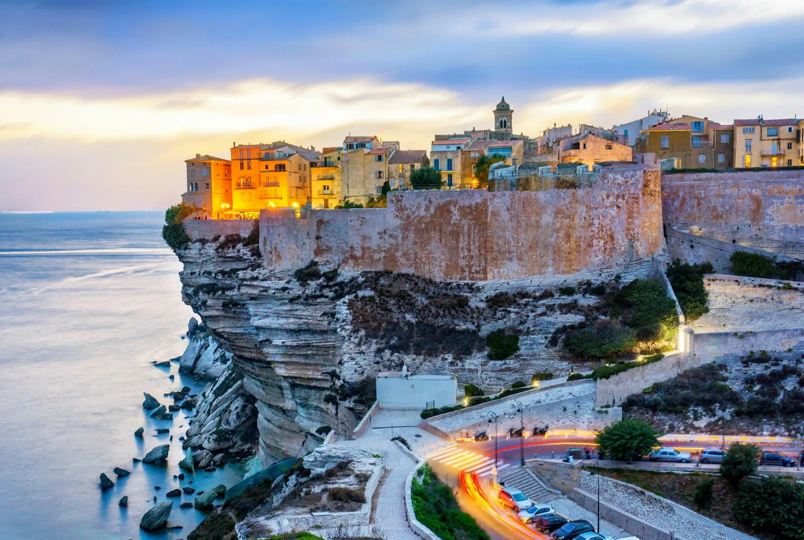 La citadelle de Bonifacio au crépuscule, en Corse-du-Sud