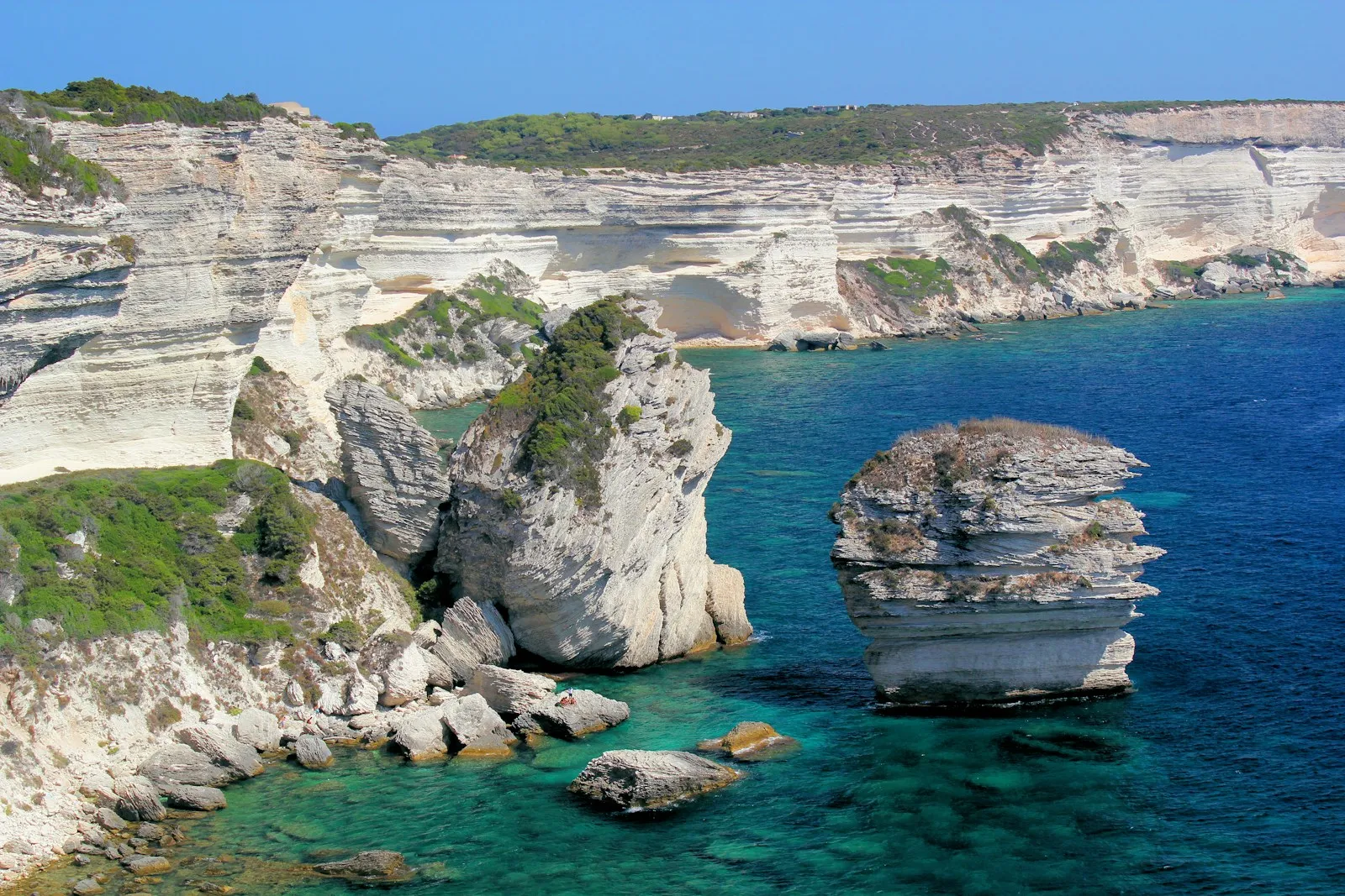 Les falaises calcaires de Bonifacio et leur eau turquoise, en Corse